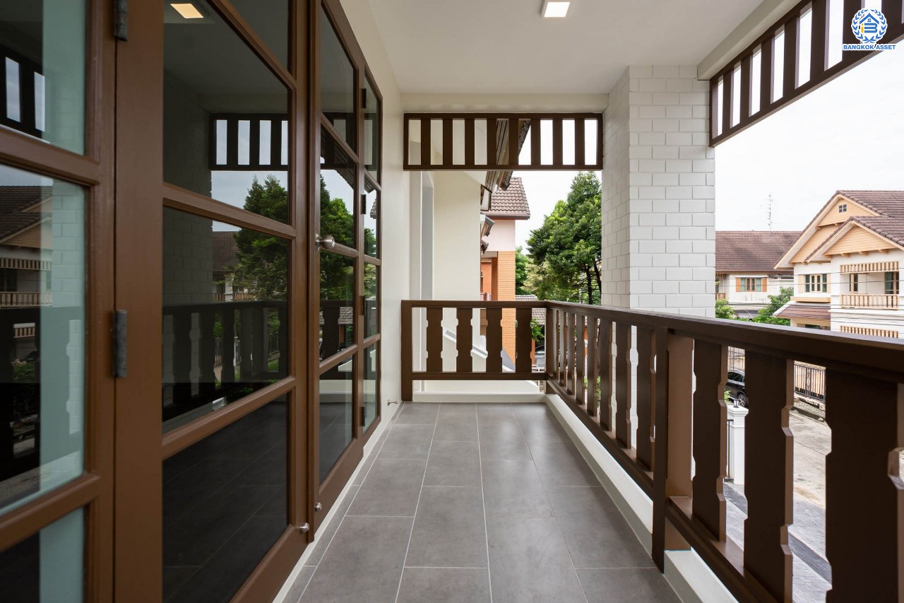 บ้านมือสองตกแต่งใหม่ แบรนด์ Q.House ม.ลัดดารมย์ ปิ่นเกล้า หลังใหญ่ตกแต่งเรียบหรู เนื้อที่ 92.8 ตร.ว. พื้นที่ใช้สอยเยอะถึง 320 ตร.ม. ฟังก์ชันจัดเต็ม 3 ห้องนอน 4 ห้องน้ำ 1 ห้องอเนกประสงค์ 1 ห้องแม่บ้าน จอดรถได้ 4 คัน พร้อม Living Room กว้าง บนทำเลศักยภาพ ใกล้เซ็นทรัลเวสต์เกต, วงเวียนพระราม5, ทางด่วน "กาญจนาภิเษก" และรถไฟฟ้า "สถานีตลาดบางใหญ่"